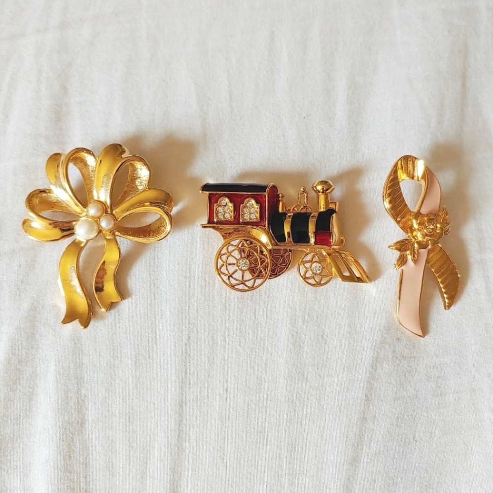 Lot of 3 Avon Jewelry Pieces